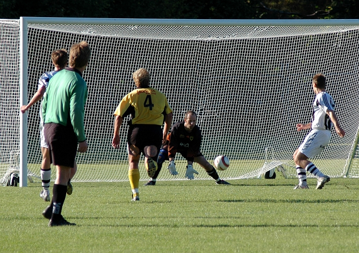 2005_0910_17.jpg - Arbogas målvakt Mats Andersson gör ett att få ingripande i 2:a halvlek, Södra tog över spelet mer och mer